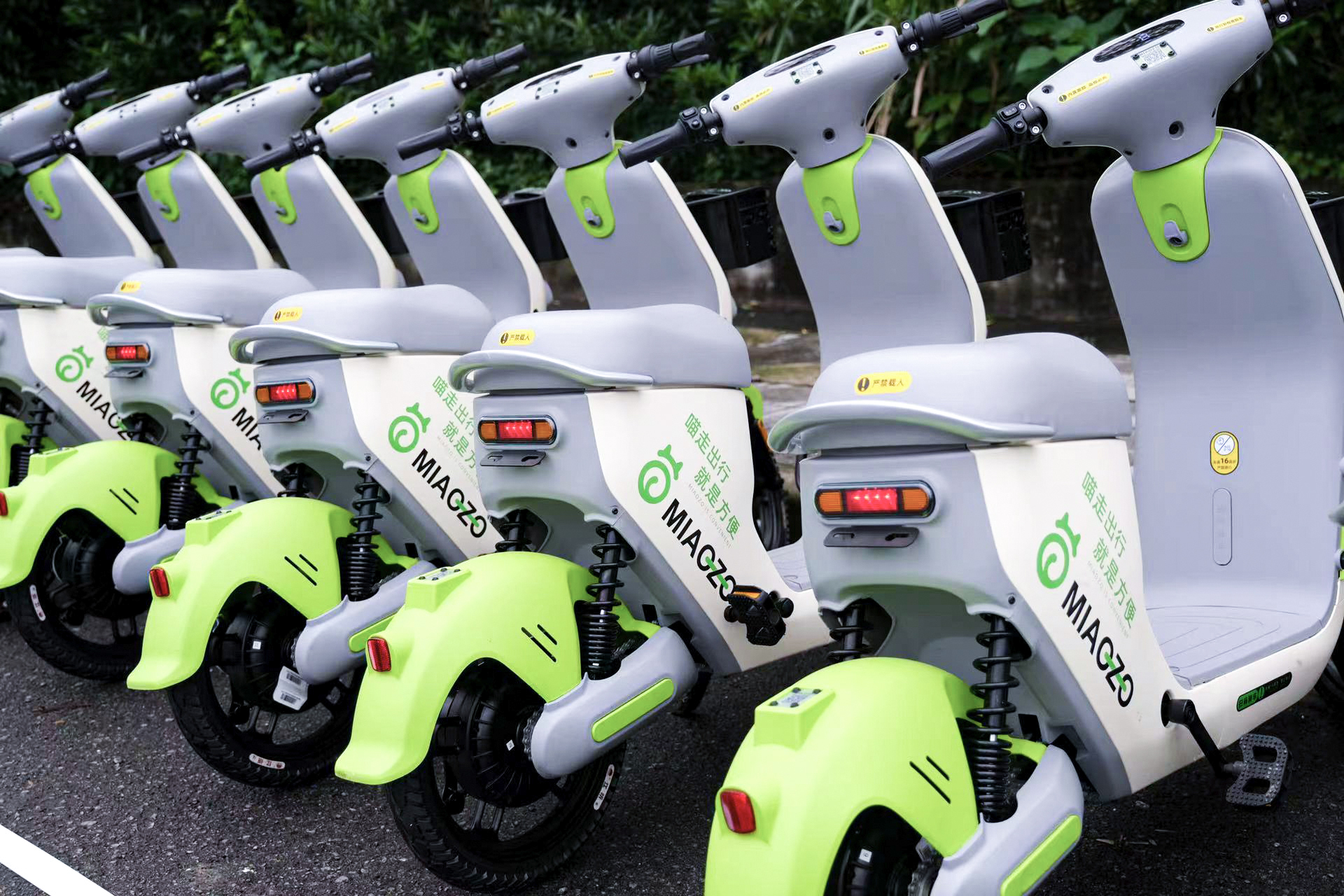 路邊的共享電動(dòng)車 路邊的共享電動(dòng)車